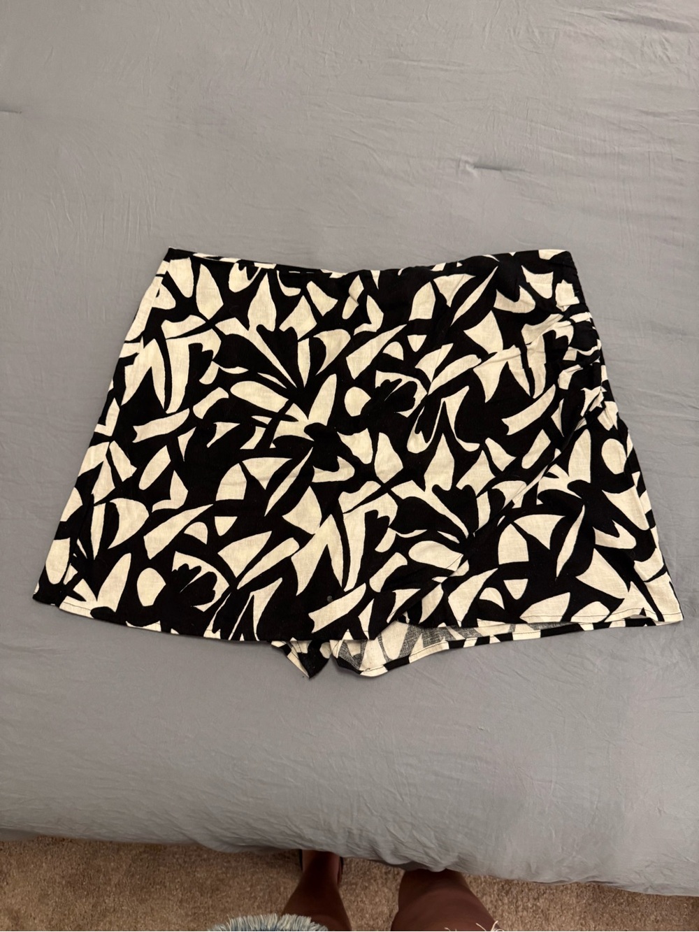 Black & White Floral Print Women’s Short